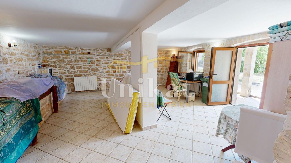 Posest z dvema kamnitima hišama - bazen in velika vrtna površina